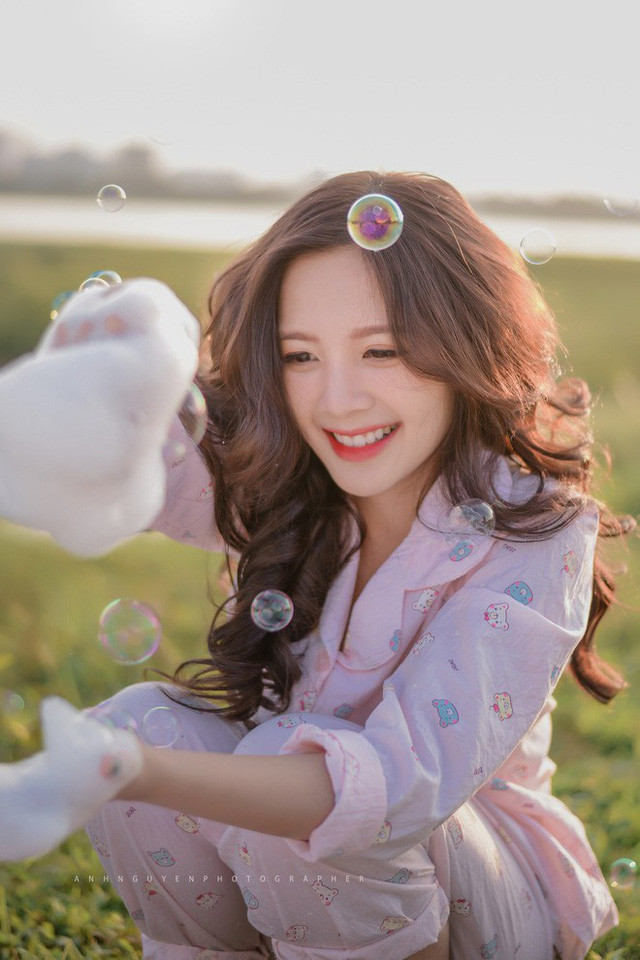 Nhưng trước khi có được vai trò giáo viên cũng như người mẫu ảnh như hiện tại, Ngọc Huyền cũng giống nhiều bạn sinh viên khác khi từng làm thêm một số công việc part-time như bưng bê quán cà phê, dạy thêm gia sư, dạy thêm ở các trung tâm giáo dục kĩ năng.