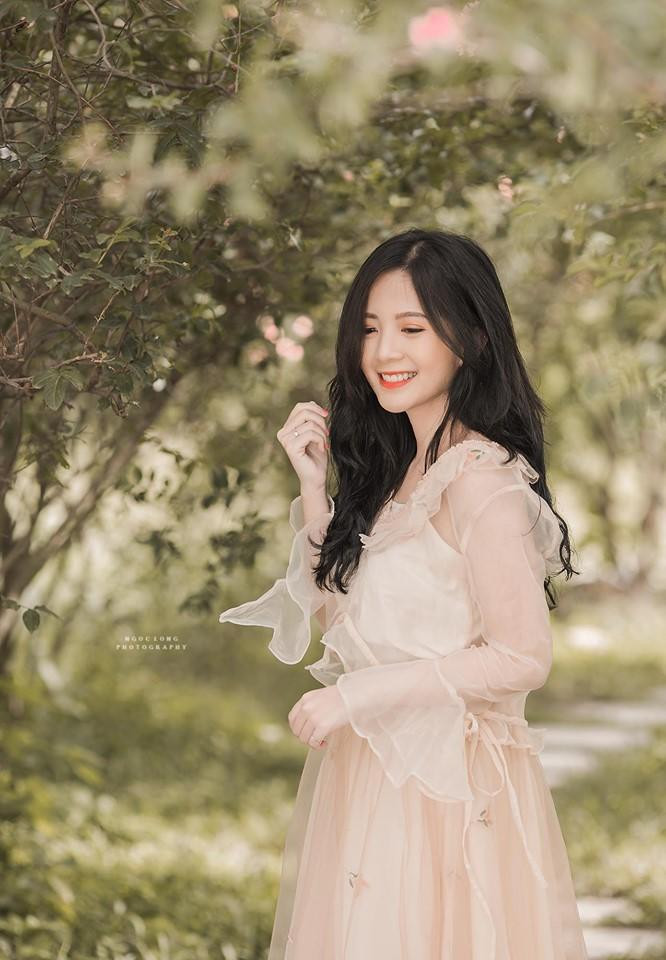 Chia sẻ về quyết định lựa chọn nghiệp "cầm phấn", Ngọc Huyền cho biết: "Mình chọn sư phạm vì từ nhỏ đã thích làm giáo viên. Lựa chọn theo ngành tâm lý học là vì mình muốn hiểu về cuộc sống, hiểu về mọi người nhiều hơn. Điều hay nhất khi học tâm lý là mình hiểu bản thân hơn, bản thân cũng thay đổi, sống tích cực hơn."