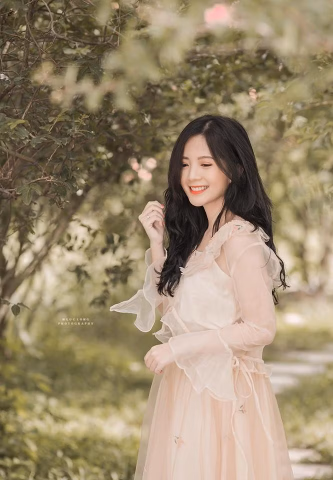 Chia sẻ về quyết định lựa chọn nghiệp "cầm phấn", Ngọc Huyền cho biết: "Mình chọn sư phạm vì từ nhỏ đã thích làm giáo viên. Lựa chọn theo ngành tâm lý học là vì mình muốn hiểu về cuộc sống, hiểu về mọi người nhiều hơn. Điều hay nhất khi học tâm lý là mình hiểu bản thân hơn, bản thân cũng thay đổi, sống tích cực hơn."