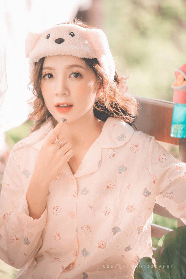 Sở hữu vẻ ngoài ưa nhìn, thân hình cân đối, đôi mắt to tròn cùng làn da trắng ngần và lối diễn xuất tự nhiên trước máy ảnh, Ngọc Huyền trở thành cái tên được nhiều nhiếp ảnh gia cũng như các nhãn hàng tại Hà thành "book show".