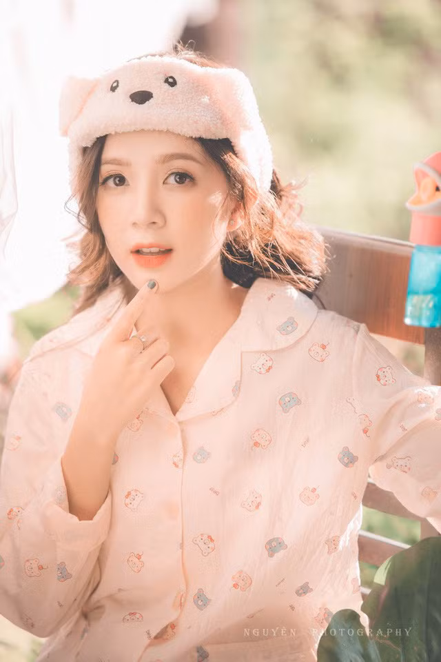 Sở hữu vẻ ngoài ưa nhìn, thân hình cân đối, đôi mắt to tròn cùng làn da trắng ngần và lối diễn xuất tự nhiên trước máy ảnh, Ngọc Huyền trở thành cái tên được nhiều nhiếp ảnh gia cũng như các nhãn hàng tại Hà thành "book show".