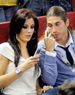 Còn Reyes, từng là bạn gái chính thức của anh, cũng là nhân vật cực kỳ đình đám. Việc Ramos công khai chuyện tình với cô vào tháng 4/2007 ừng làm cả giới truyền thông choáng váng. Reyes là hoa hậu Tây Ban Nha năm 2003, và hậu vệ của Real đã phải mất trọn 3 tháng để làm chủ trái tim người đẹp.