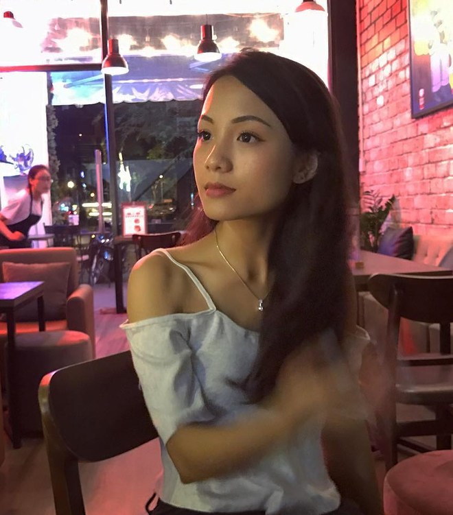 Trúc Anh sở hữu gương mặt hài hòa, các đường nét tinh tế, kiêu sa. Làn da nâu khỏe khoắn cùng nụ cười tươi hớp hồn của cô bạn cũng khiến nhiều trái tim phải điêu đứng.