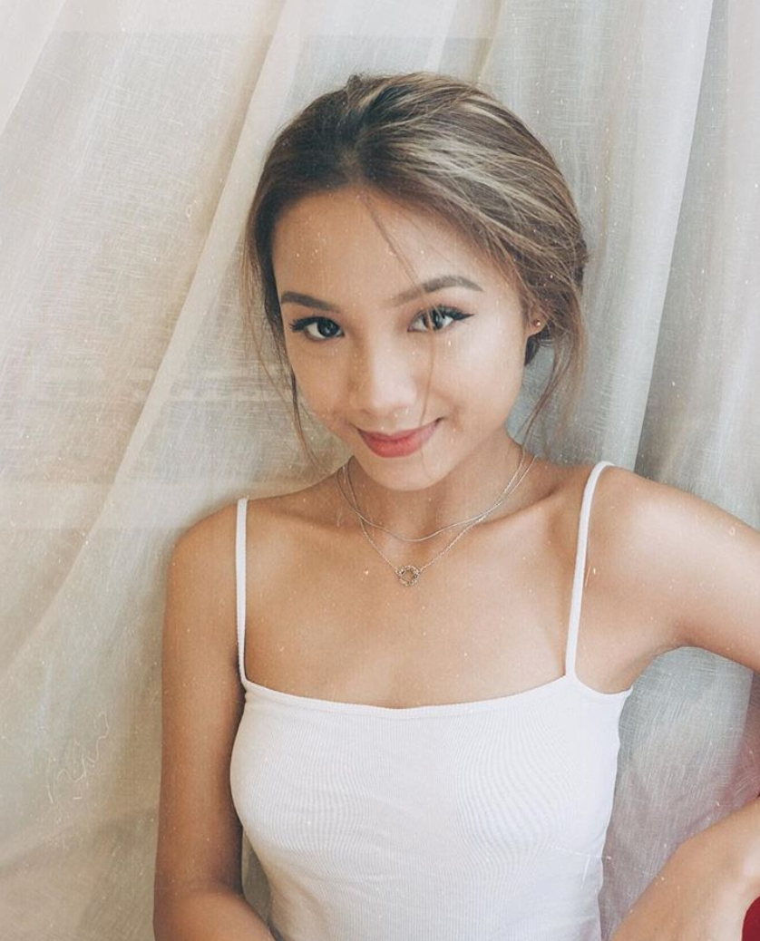 Trong chuyến đi Phú Quốc mới nhất, bạn gái Huyme gây chú ý khi đổi style một chút. Cô bạn đăng tải loạt ảnh diện bikini trên biển khiến người xem thốt lên: Ô wow, đừng đánh giá ai khi họ còn chưa khoe. Body bạn gái Huyme cũng gợi cảm ghê đấy!