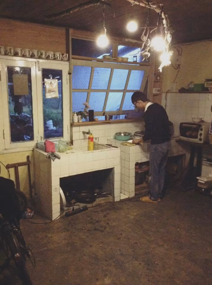 Và ngay sau khi tấm biển của homestay "Nhà của tuổi thanh xuân" được chia sẻ, những người con Đà Lạt lại càng tự hào hơn về mảnh đất giàu tình người đầy thơ mộng này, đồng thời cũng khiến tất cả mọi người cảm thấy ấm lòng hơn, thêm tin yêu vào cuộc sống. Ảnh sử dụng trong bài: Facebook.