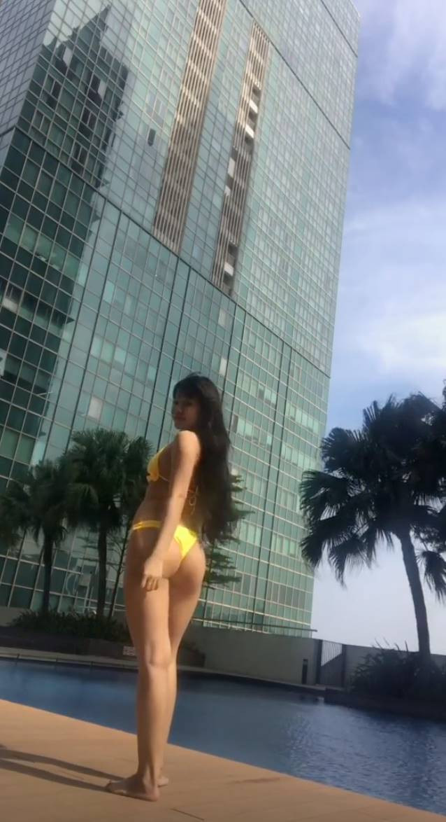 Nhưng khi nhờ Văn Lâm chụp hộ, Yến Xuân lộ eo to đùng mà gần như ba vòng như 1.