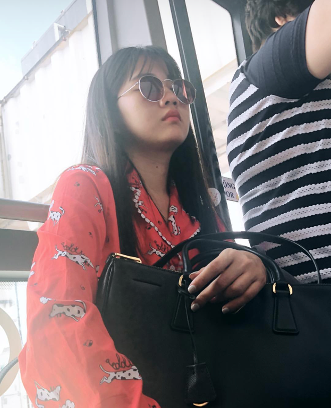 Quên những bức ảnh lộng lẫy trên mạng mà bạn vẫn hay thấy đi, biểu cảm thẫn thờ này mới là thực tế đằng sau mỗi chuyến đi của hot girl trà sữa Kiều Trinh.