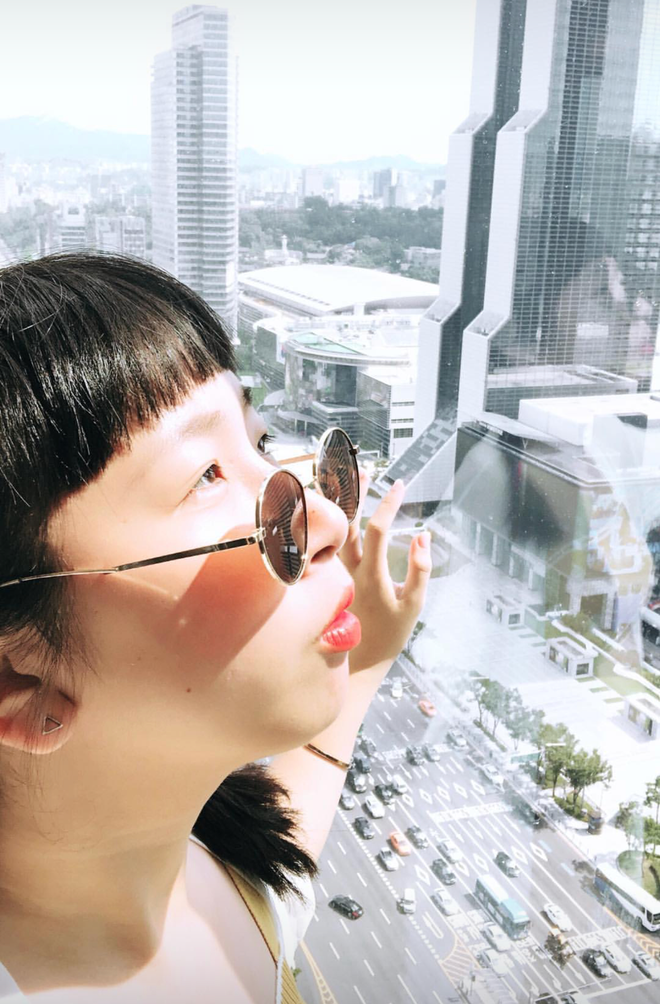 Người ta đi Hàn thì chụp ảnh nên thơ, nhẹ nhàng hoặc nếu không thì cũng ráng tạo dáng chút chút để có vài tấm #outfitoftheday đẹp mắt câu like, nhưng Trang Hý và Kiều Trinh lại tạo nên sự "khác bọt" khi đôi bạn này liên tục chiêu đãi dân tình một loạt ảnh hài không để đâu cho hết.