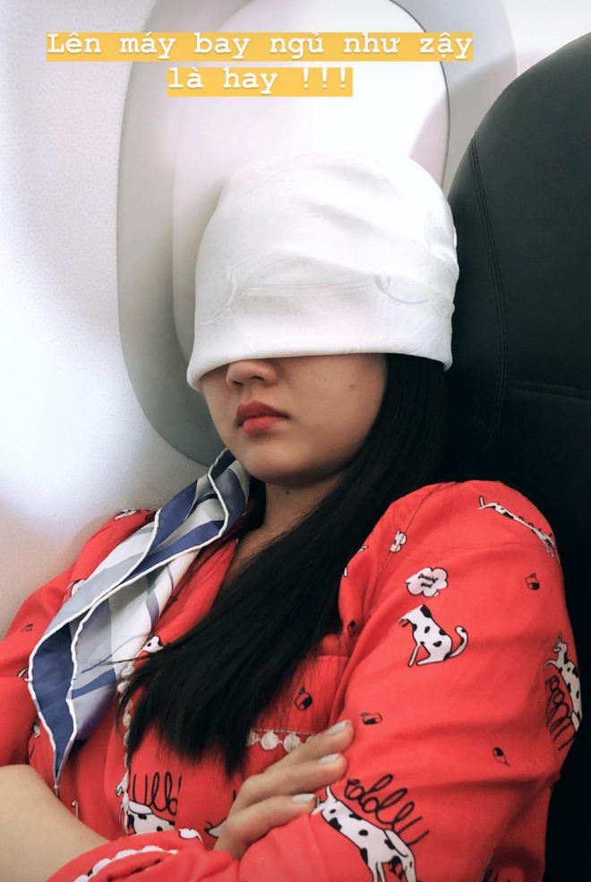 Trong khi lên máy bay người ta phải tạo dáng đẹp mọi lúc nhưng hot girl trà sữa Kiều Trinh lại để bạn thân thản nhiên dìm hàng mình bằng bức ảnh "khó chịu".