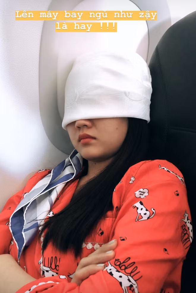 Trong khi lên máy bay người ta phải tạo dáng đẹp mọi lúc nhưng hot girl trà sữa Kiều Trinh lại để bạn thân thản nhiên dìm hàng mình bằng bức ảnh "khó chịu".