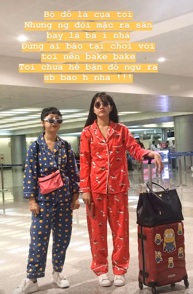 Ra sân bay phải váy vóc tung trời nhưng cặp đôi Trang Hý và Kiều Trinh lại chọn đồ ngủ cho có sự khác biệt rõ ràng.