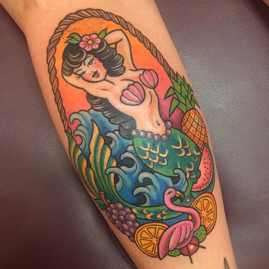 Một số bạn khác lại thích sự màu mè và chỉnh chu trong từng nét mực nên đã chọn xăm nàng tiên cá theo phong cách xăm Old School.