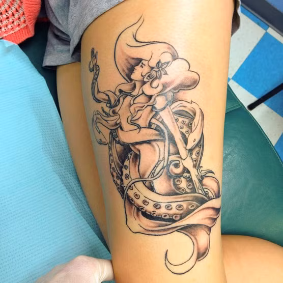 Nàng tiên cá ngự trên một chú bạch tuộc hết sức mềm mại.