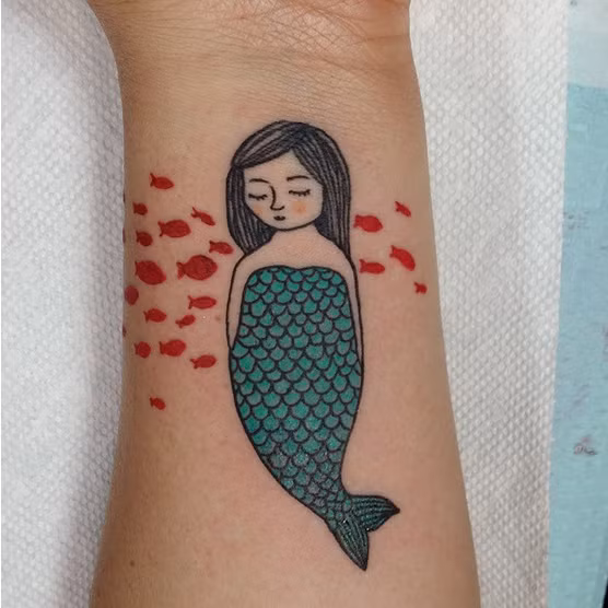 Chỉ với những nét đơn và được tạo khối bởi một chút màu, một nàng tiên cá rất ngộ nghĩnh và dễ thương đã hiện ra.