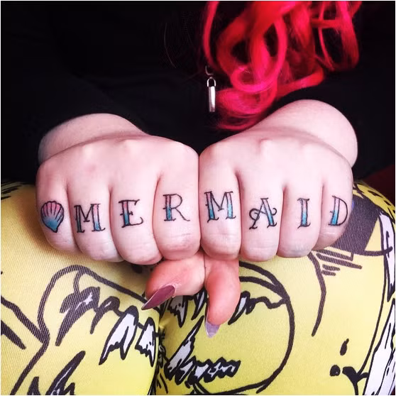 Đôi khi nhiều bạn trẻ cũng xăm luôn cả tên nàng tiên cá lên tay của mình và kèm theo đó là những chiếc vỏ sò, vật bất ly thân của cô nàng cổ tích này.