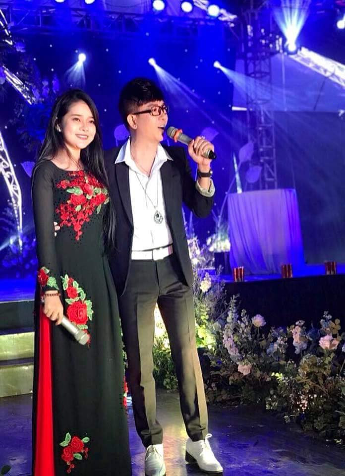 Những lần đi hát cùng bố nuôi, Trúc Chi đều nói vui rằng trông cô và Long Nhật không khác gì hai anh em.