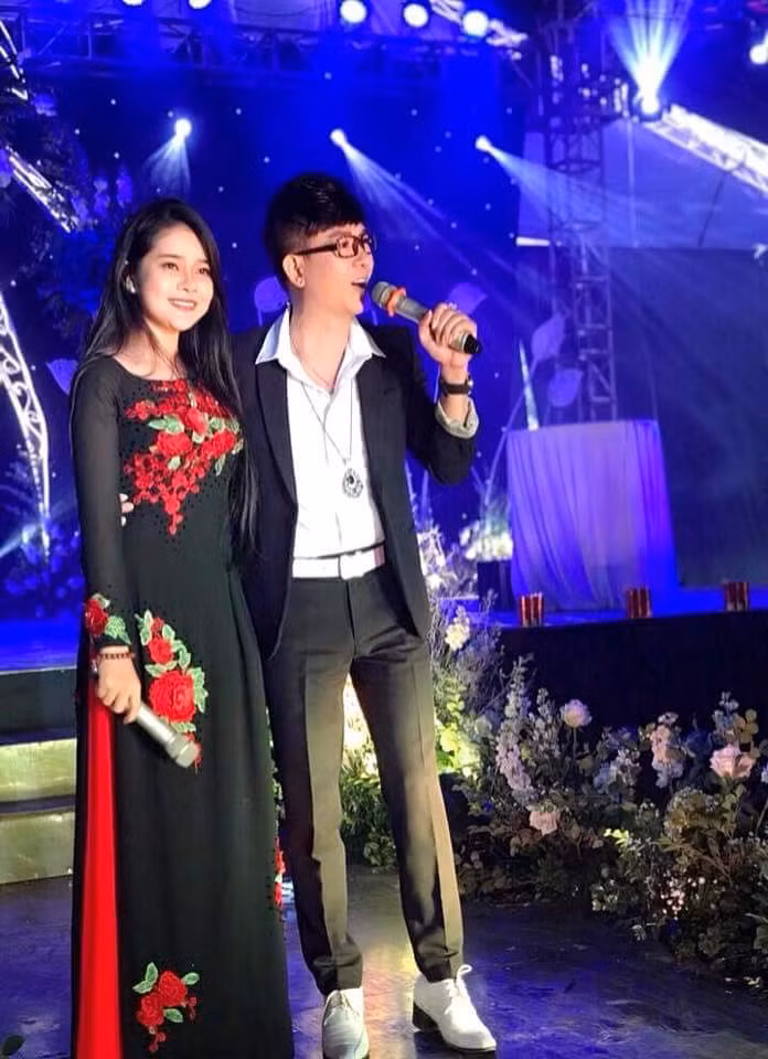 Những lần đi hát cùng bố nuôi, Trúc Chi đều nói vui rằng trông cô và Long Nhật không khác gì hai anh em.