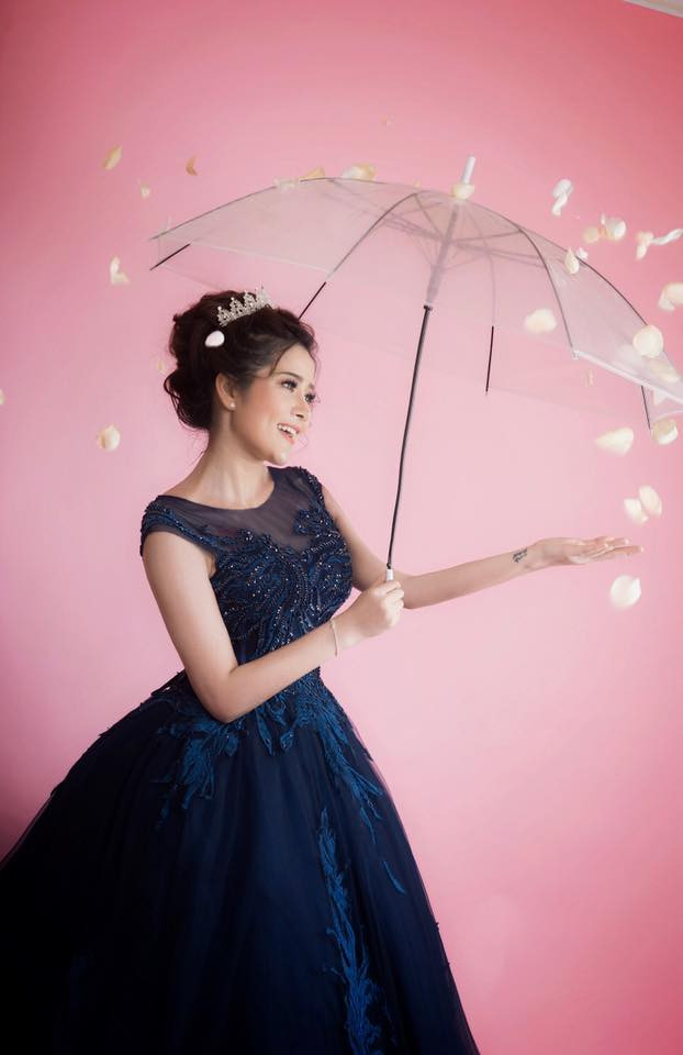 Tuy theo đuổi dòng nhạc Bolero nhẹ nhàng và ngọt ngào, nhưng ngoài đời, Trúc Chi lại có hình ảnh khá bốc lửa và quyến rũ.