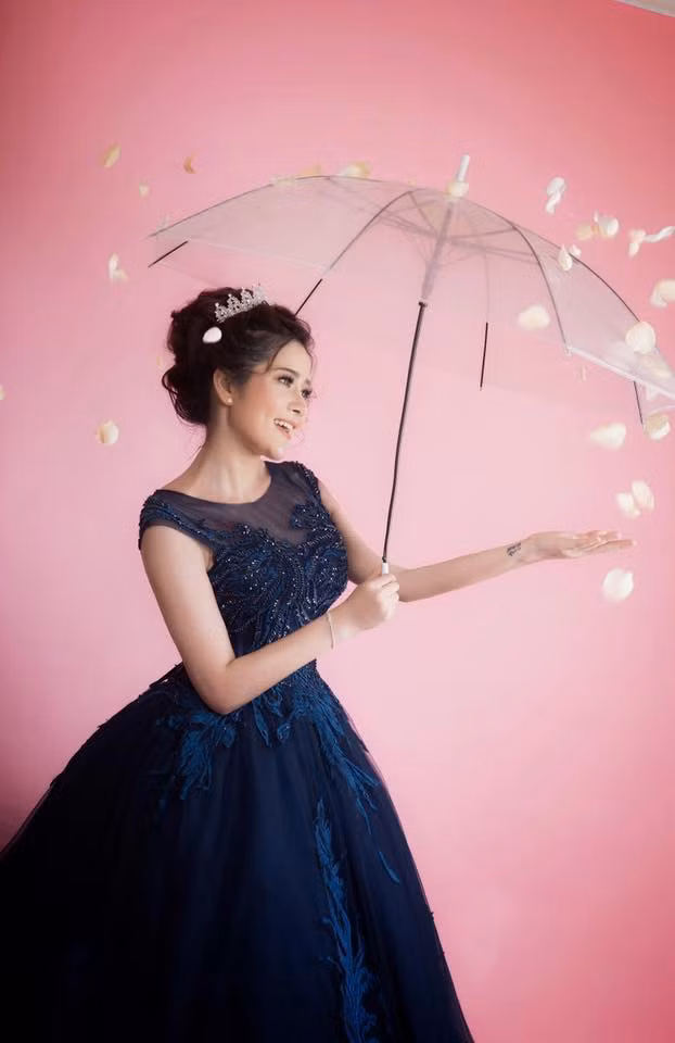 Tuy theo đuổi dòng nhạc Bolero nhẹ nhàng và ngọt ngào, nhưng ngoài đời, Trúc Chi lại có hình ảnh khá bốc lửa và quyến rũ.