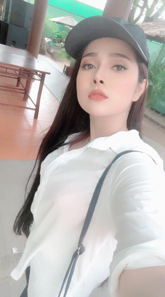 Với ngoại hình xinh xắn cùng giọng ca ngọt ngào, Trúc Chi đã bắt đầu sự nghiệp ca hát từ năm 6 tuổi. Nhưng phải đến khi trở thành con nuôi của Long Nhật, cô bạn này mới thực sự có chỗ đứng.