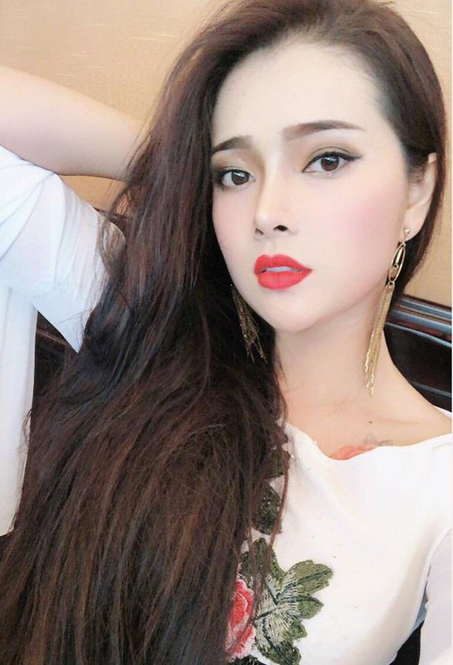 Long Nhật được biết đến là nam ca sĩ có đông con nhất nhì nhất showbiz Việt. Anh với bà xã Kim Ngân hiện đang có với nhau 4 người con ruột. Nhưng cô con gái nuôi tên Trúc Chi lại hoàn toàn khác khi được dân mạng chú ý tới bởi nhan sắc và giọng hát khá ngọt ngào.