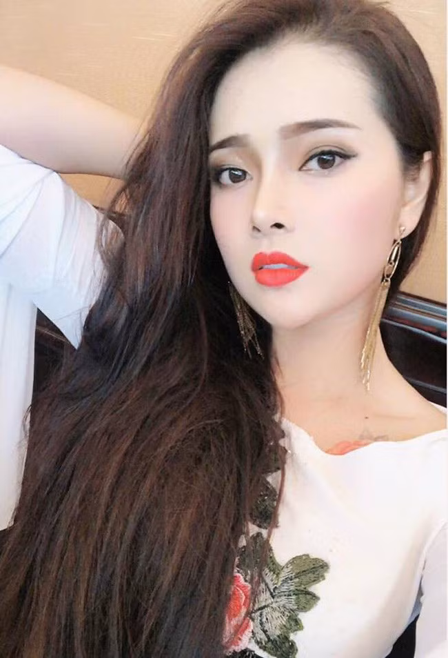 Long Nhật được biết đến là nam ca sĩ có đông con nhất nhì nhất showbiz Việt. Anh với bà xã Kim Ngân hiện đang có với nhau 4 người con ruột. Nhưng cô con gái nuôi tên Trúc Chi lại hoàn toàn khác khi được dân mạng chú ý tới bởi nhan sắc và giọng hát khá ngọt ngào.
