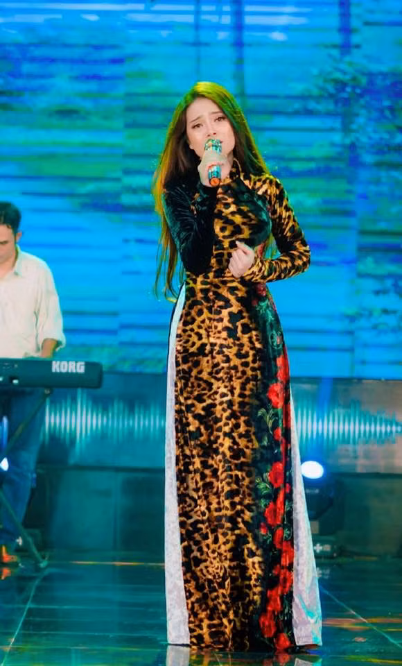 Trên trang cá nhân, của Long Nhật thường xuyên khoe ảnh đi sự kiện cùng cô con gái nuôi.