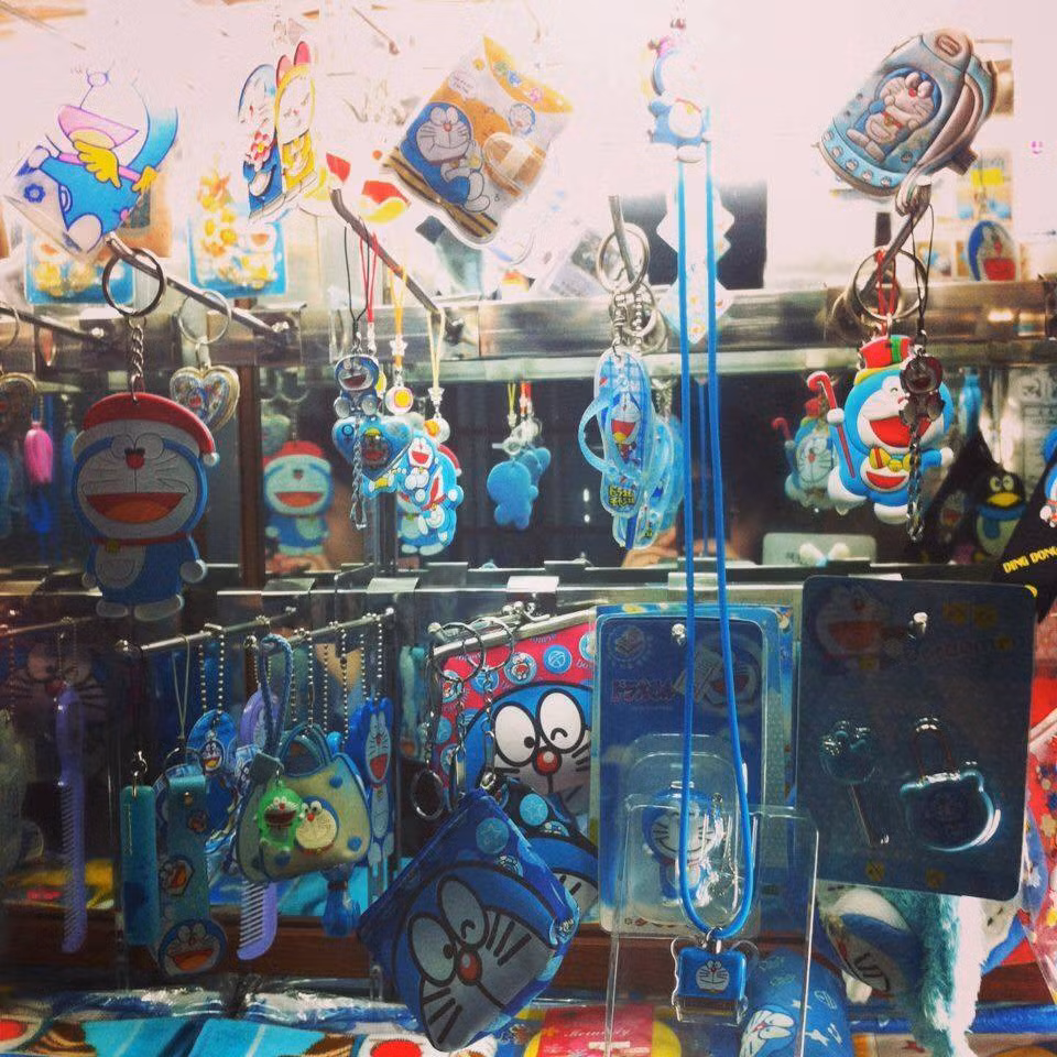 Hưng Anh chia sẻ bây giờ liệt kê chi tiết bộ sưu tập thì rất khó, từ chăn gối, đồ dùng học tập đến đồ đạc trong nhà, quần áo giày dép,... Bố mẹ của anh chàng thậm chí còn đóng cho cả 1 cái tủ có khung móc treo như ở shop đồ lưu niệm.