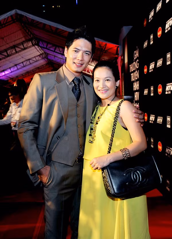 Dù kết hôn đã lâu nhưng khán giả vẫn chưa một lần phải đọc qua bất kì bài báo nào đề cập đến những rạn nứt của vợ chồng Bình Minh. Bỏ qua những điều tiếng chê bai nhan sắc khập khễnh của vợ, khán giả vẫn thấy Bình Minh tay trong tay cùng vợ trong nhiều sự kiện với sự tự hào hạnh phúc.