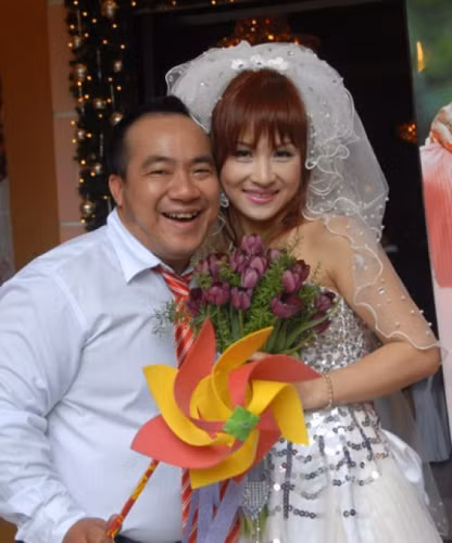 Một "chú lùn" khác của điện ảnh Việt - Hiếu Hiền cũng khiến nhiều người ngỡ ngàng khi kết hôn với người vợ trẻ đẹp như hotgirl - Thùy Liên. Sau khi kết hôn với Hiếu Hiền, Thùy Liên vướng phải scandal tiền bạc tốn nhiều giấy mực khiến Hiếu Hiền không khỏi liên lụy. Tuy nhiên, cho tới nay, cặp đôi vẫn vô cùng hạnh phúc với mái ấm đầy đủ tiện nghi và cậu con trai kháu khỉnh.