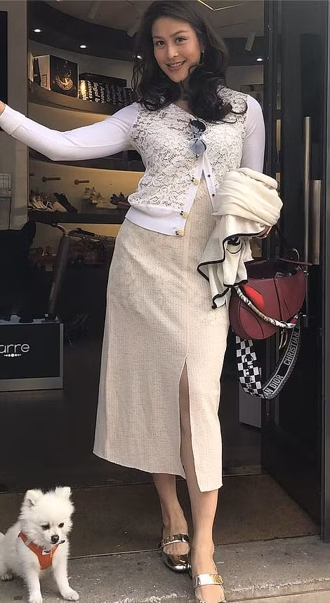 Trước đó, năm 2005, Nusara Suknamai từng là đăng quang ngôi vị á hậu tại cuộc Hoa hậu Hoàn vũ Thái Lan và giải phụ là thí sinh có bức ảnh đẹp nhất.