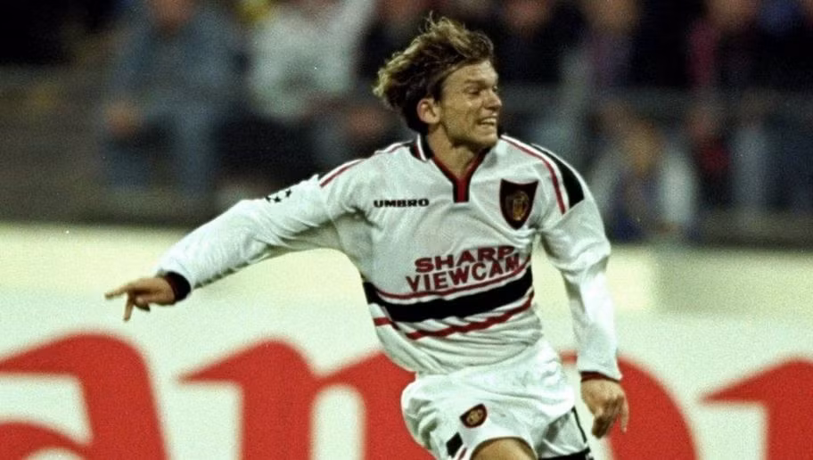 Jesper Blomqvist, cái tên khó đọc như số phận của cầu thủ này ở Old Trafford vậy. Ngôi sao người Thụy Điển chỉ chơi tốt trong mùa đầu khoác áo Man United. Anh thậm chí còn là nhân vật trong màn lội ngược dòng kinh điển năm 1999 trước Bayern Munich. Tuy vậy ở các mùa sau đó, Jesper Blomqvist dần bị lãng quên và trôi dạt đến vô số các bến đỗ vô danh.