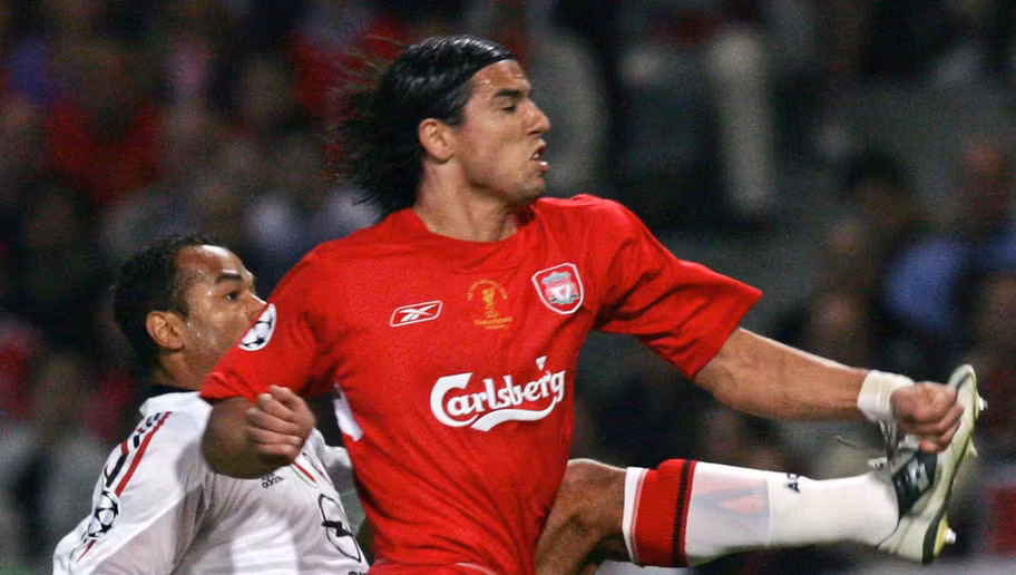 Nếu chỉ theo dõi bóng đá 5 năm đổ lại đây, không phải ai cũng có cơ hội biết đến chàng sát thủ hào hoa với mái tóc dài lơ đãng này. Milan Baros thời ấy bên cạnh Jan Koller ở tuyển CH Séc từng là bộ đôi gieo rắc nỗi kinh hoàng cho hàng phòng ngự đối phương. Tuy vậy sự nghiệp của Baros ở Anfield không phải lúc nào cũng trải đầy hoa hồng. Nhà vô địch Champions League 2005 chỉ ghi 27 bàn sau hơn... 100 trận ra sân trong màu áo Liverpool trên mọi đấu trường. Ảnh trong bài: Getty Image/ Independent.