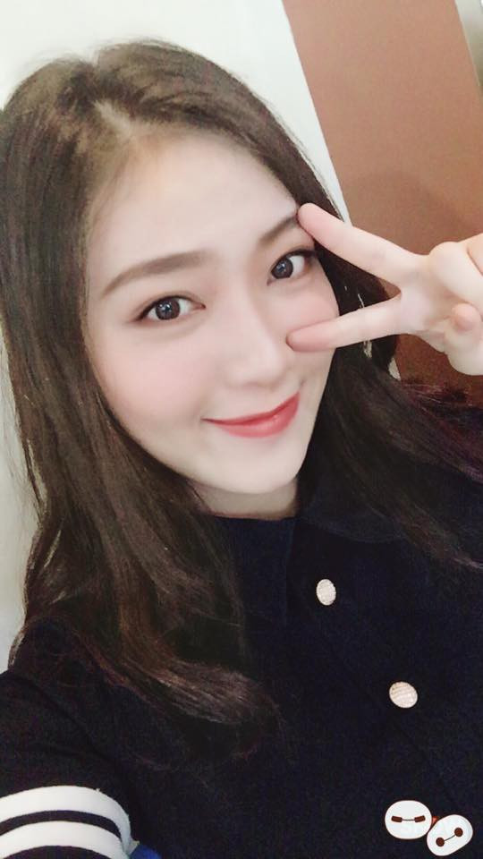 Bức ảnh Trần Hiếu Huyền khoe nét đẹp đằm thắm trong tà áo dài trắng cùng nụ cười tỏa nắng được cư dân mạng truyền tay nhau với tốc độ "chóng mặt" trên MXH.