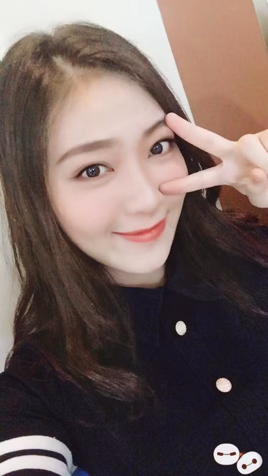 Bức ảnh Trần Hiếu Huyền khoe nét đẹp đằm thắm trong tà áo dài trắng cùng nụ cười tỏa nắng được cư dân mạng truyền tay nhau với tốc độ "chóng mặt" trên MXH.