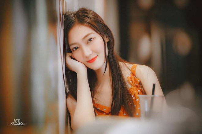 Cựu sinh viên trường báo Hiếu Huyền sở hữu khá khá giải thưởng về Toán học, Vật lý cũng như những danh hiệu tại một vài cuộc thi sắc đẹp từ những năm học phổ thông.