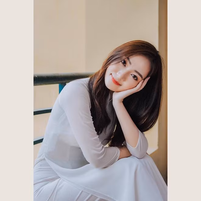 Nữ phóng viên "gây mê" thị giác của nhiều người là Trần Hiếu Huyền, từng là sinh viên Học viện Báo chí &amp; Tuyên truyền và hiện đang công tác tại một tờ báo tại Hà Nội.