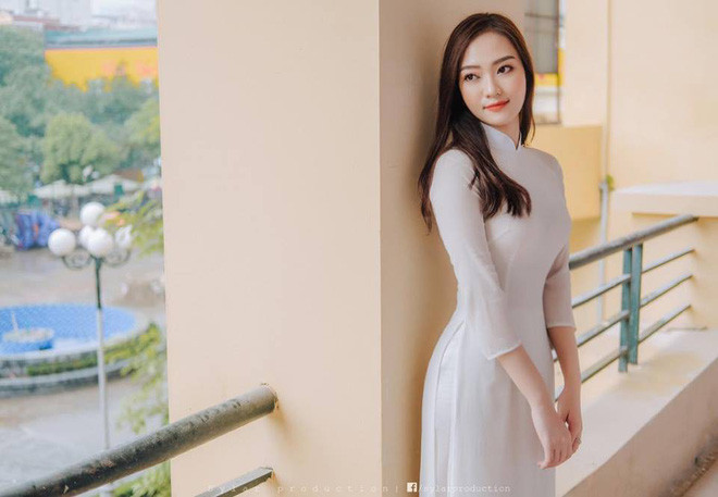 Áo dài trắng thời gian qua dường như là hot trend để các bạn nữ tỏa sáng, thậm chí nhiều người còn khẳng định rằng: "Dù ở góc độ nào thì hội chị em chỉ cần diện áo dài trắng là "auto xinh" và trường hợp của nữ phóng viên tên Hiếu Huyền cũng không phải là ngoại lệ.