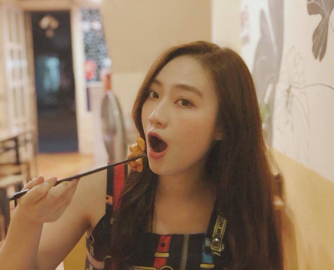 Theo chia sẻ của Hiếu Huyền, bức ảnh áo dài được dân mạng truyền tay nhau được cô nàng chụp trước lúc tốt nghiệp đại học.