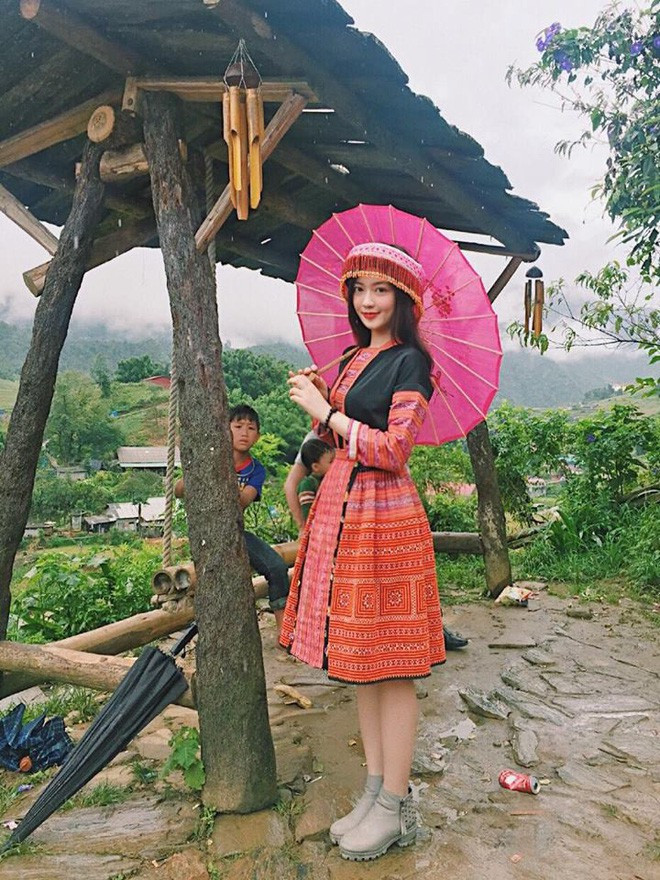 Ngắm nhìn Hiếu Huyền, dân mạng không ngớt lời khen cho cô bạn này. Đa phần đều bày tỏ rằng nữ phóng viên 9X này đã xinh đẹp lại còn có điểm gì đó cực hút người nhìn, đó được mô tả rằng sự dịu dàng, nét hiền dịu từ người con gái Việt.