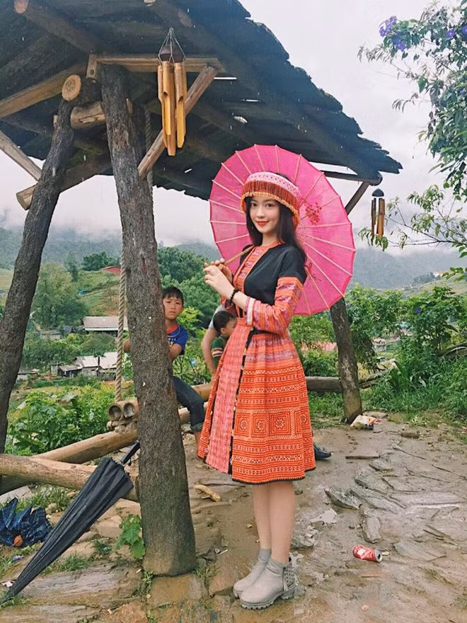 Ngắm nhìn Hiếu Huyền, dân mạng không ngớt lời khen cho cô bạn này. Đa phần đều bày tỏ rằng nữ phóng viên 9X này đã xinh đẹp lại còn có điểm gì đó cực hút người nhìn, đó được mô tả rằng sự dịu dàng, nét hiền dịu từ người con gái Việt.