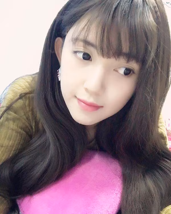 Năm 2017 chứng kiến rất nhiều những hot girl chuyển giới Việt nổi đình đám khiến cộng đồng mạng phải siêu lòng bởi nhan sắc của họ. Đầu tiên đó là Lương Hương Giang (SN 1994 đến từ Đồng Tháp) và trước khi chuyển giới, cô nàng này có tên thật Lương Trường Giang.