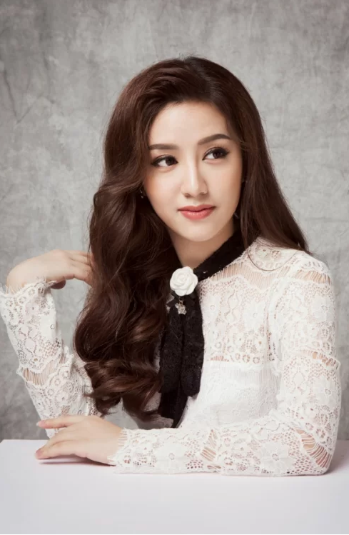 Mới đây, trên trang cá nhân của mình, Linh Phạm khoe món quà từ dành cho bản thân sau 8 năm kinh doanh đó là chiếc siêu xe Porsche 718 Cayman S.