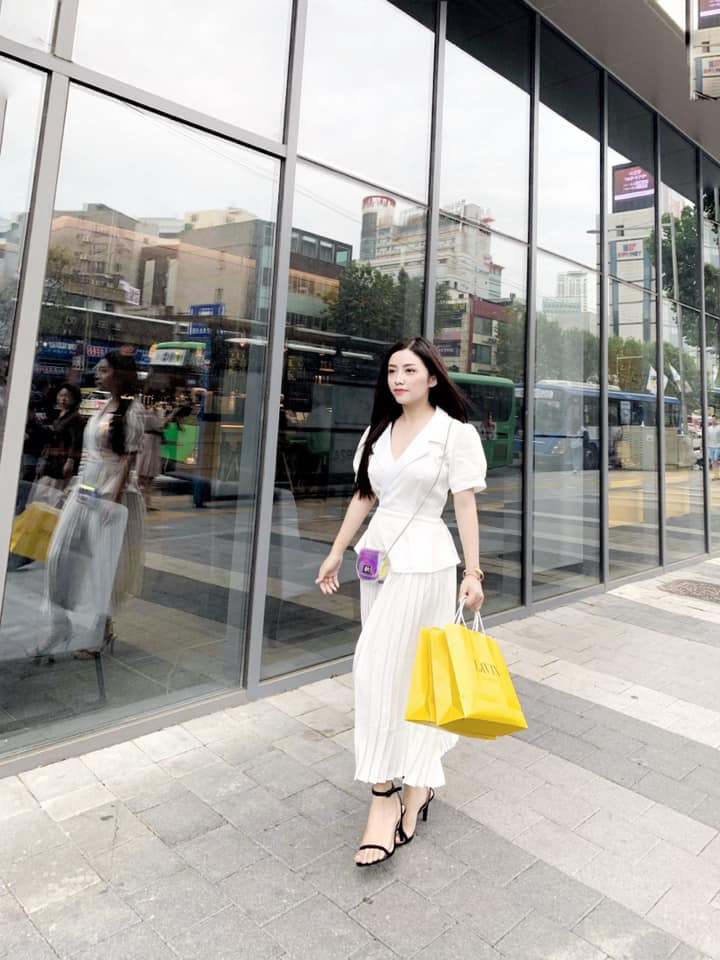 Không chỉ tự mình kinh doanh mỹ phẩm, Linh Phạm còn bắt đầu nghĩ tới việc mở rộng mô hình bằng cách lập công ty phân phối các sản phẩm không chỉ trong nước mà còn cả xuất khẩu ra nước ngoài.