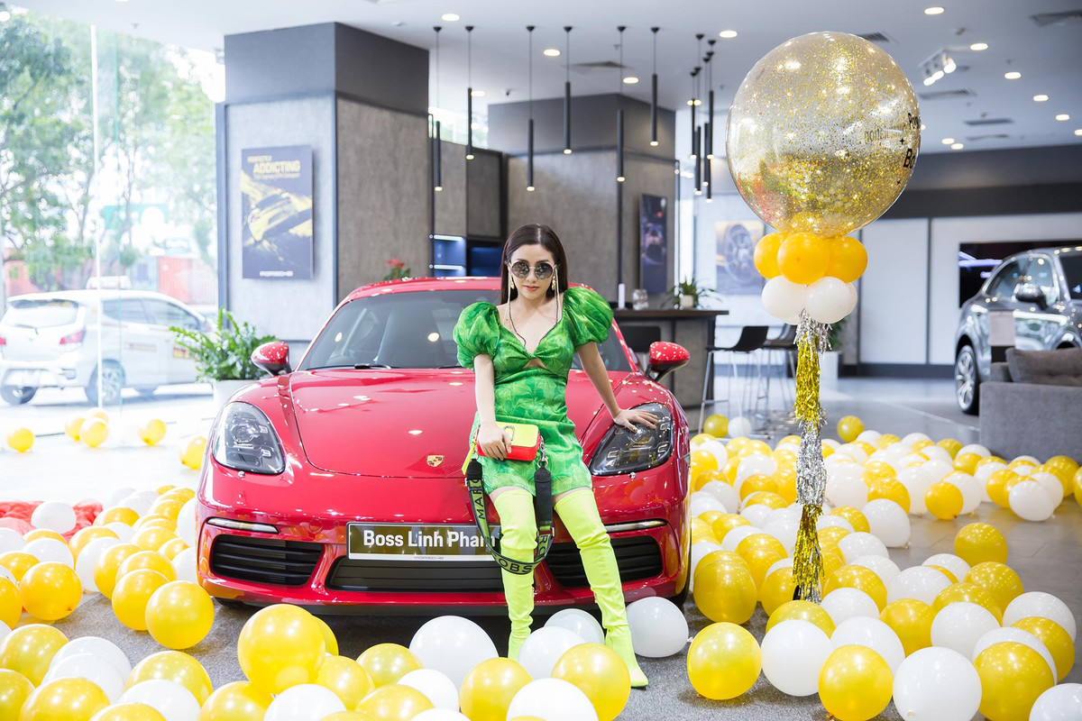 Khởi nghiệp bắt đầu từ năm 2011 với số vốn ít ỏi, Linh Phạm bắt đầu đi lên bằng chính đôi chân của mình bằng việc bán hàng online những sản phẩm làm đẹp.