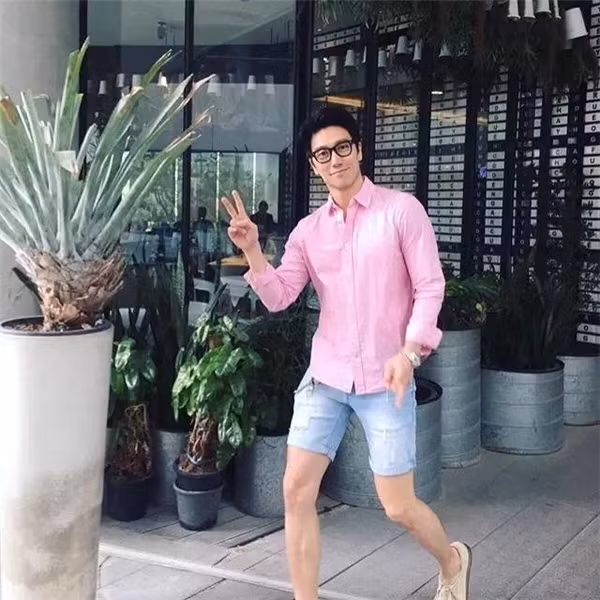 Nhìn vào phong cách thời trang của nhiếp ảnh gia U50, nhiều cô gái nghi ngờ anh là gay. Bởi anh thường mặc màu hồng và rất siêng chụp ảnh tự sướng.