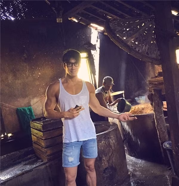 Dù U50 rồi, nhưng da dẻ của Vũ Phi vẫn trắng sáng, láng bóng. Thêm đó là vòng râu cực nam tính, khi cạo râu thì thư sinh như trai 20.