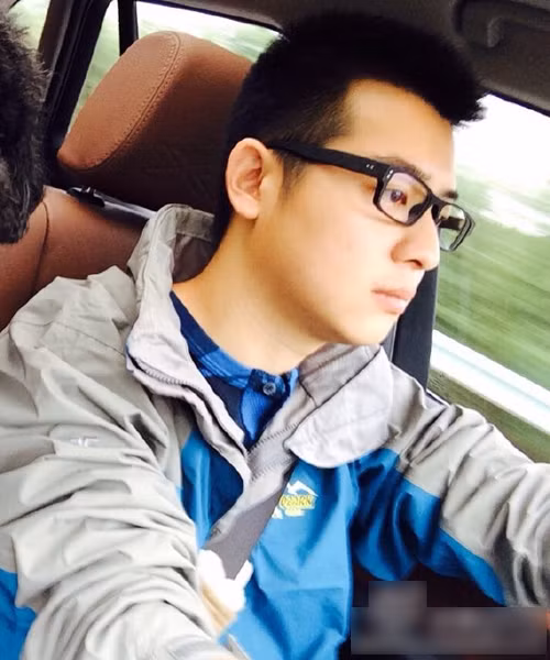 Khó có thể nhận ra đây là chàng thư sinh điển trai từng được bao cô gái theo đuổi năm nào.