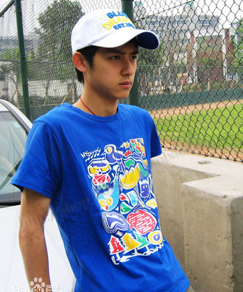 Theo anh chàng mỹ nam này chia sẻ, mỗi ngày đều có người đến xin chụp ảnh cùng và viết thư tình gửi cho anh. Thậm chí nhiều fan cuồng nhiệt còn lập hội Fanclub riêng.