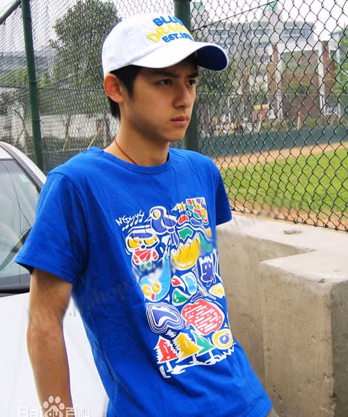 Theo anh chàng mỹ nam này chia sẻ, mỗi ngày đều có người đến xin chụp ảnh cùng và viết thư tình gửi cho anh. Thậm chí nhiều fan cuồng nhiệt còn lập hội Fanclub riêng.